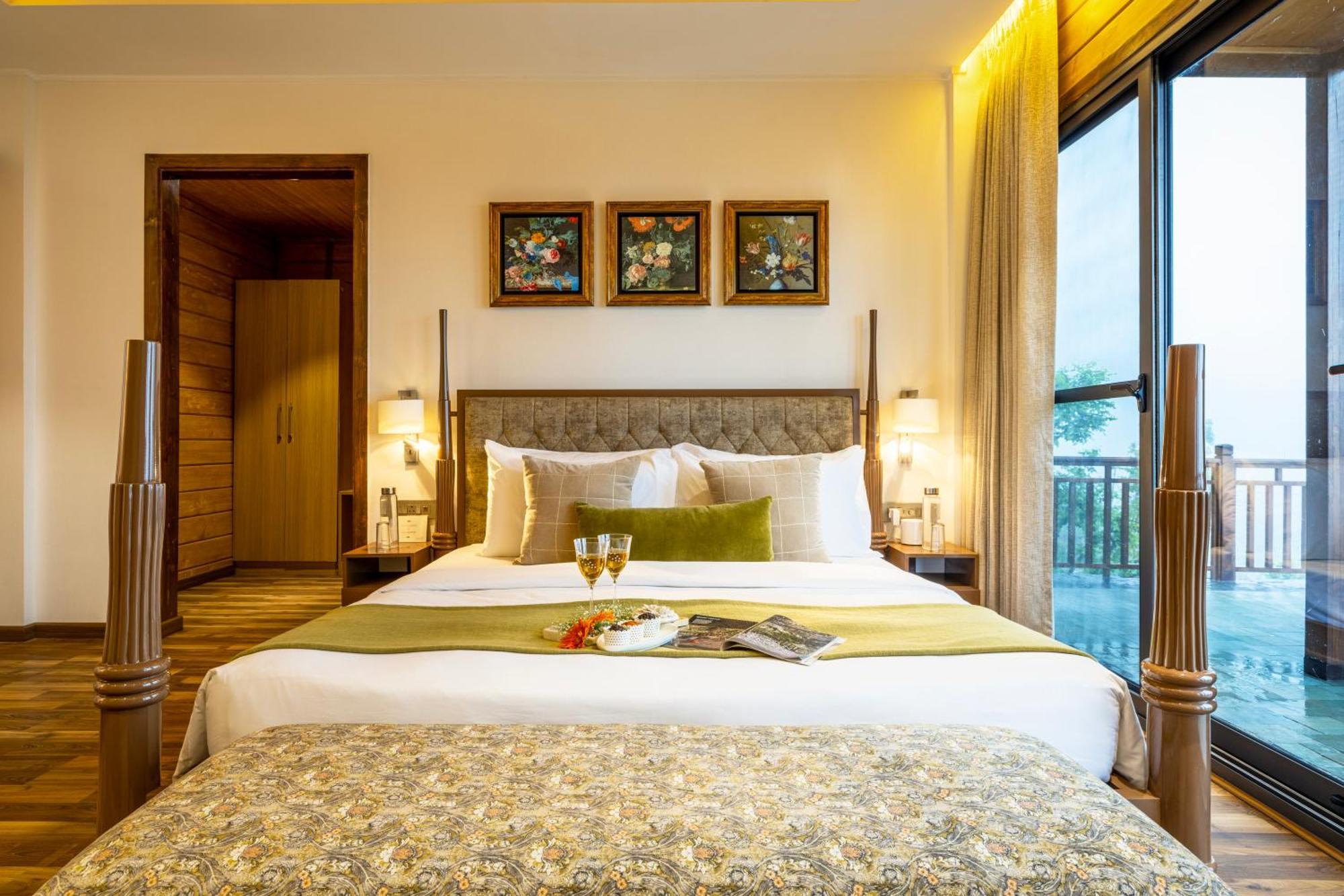 Ama Stays & Trails Kashi House, ริชิเคช ภายนอก รูปภาพ