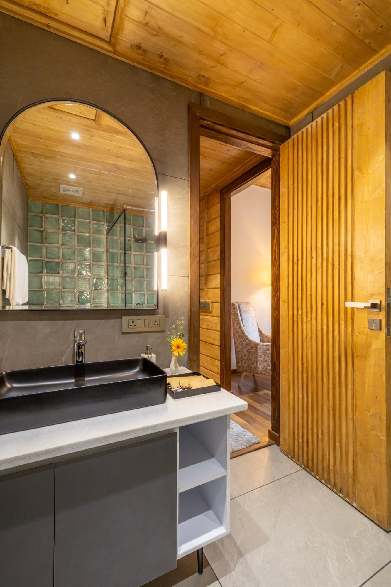 Ama Stays & Trails Kashi House, ริชิเคช ภายนอก รูปภาพ